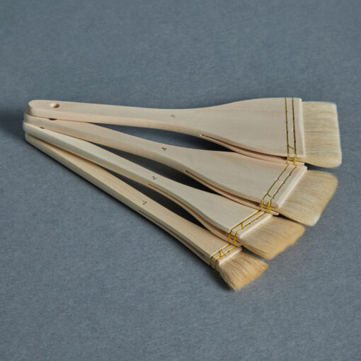 Pennelli di varie dimensioni in pelo di capretto da restauro